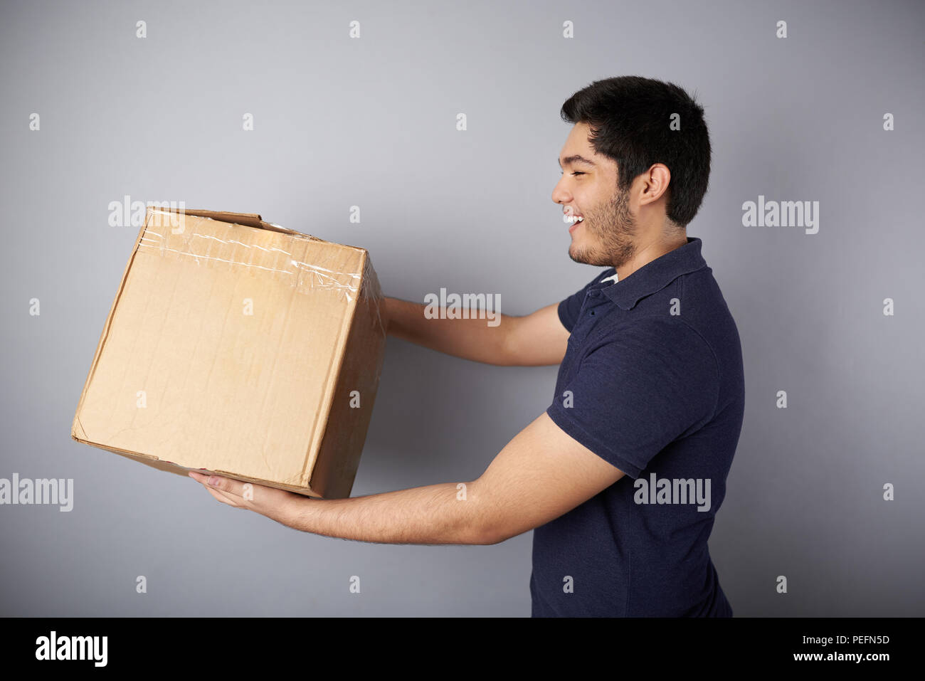 Junger Mann geben Paket box isoliert Profil anzeigen Stockfoto
