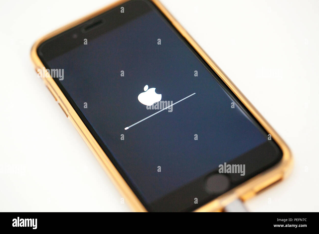 Unboxing neue iPhone 6 Apple Logo auf der Willkommensseite. Neues Telefon. Stockfoto