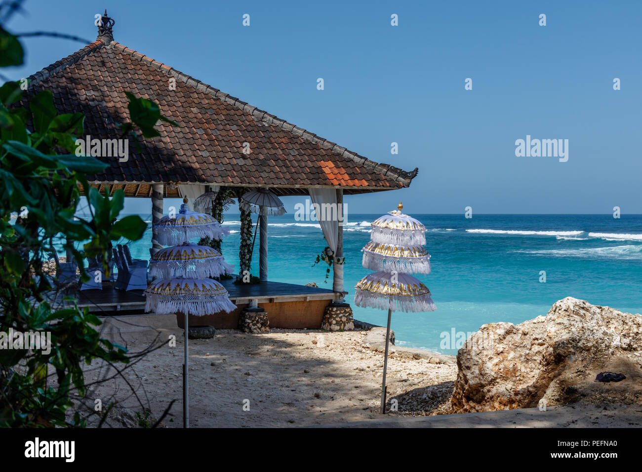 Ballenbildung (Pergola) am Strand nahe dem Meer, weiße Balinesischen Sonnenschirme. Bali, Indonesien Stockfoto