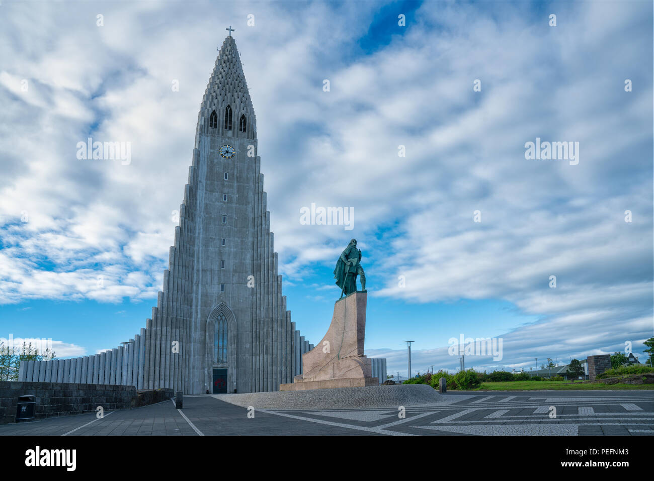 Die Kirche von Hallgrimur, Reykjavik/Island - 4. Juli 2018: Eine markante architektonische Struktur und die größte Kirche in Island Stockfoto