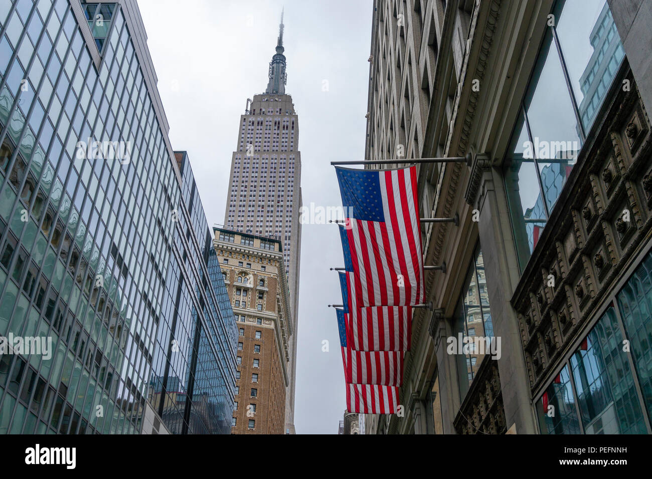 Empire State Building und amerikanische Flaggen in New York City Stockfoto