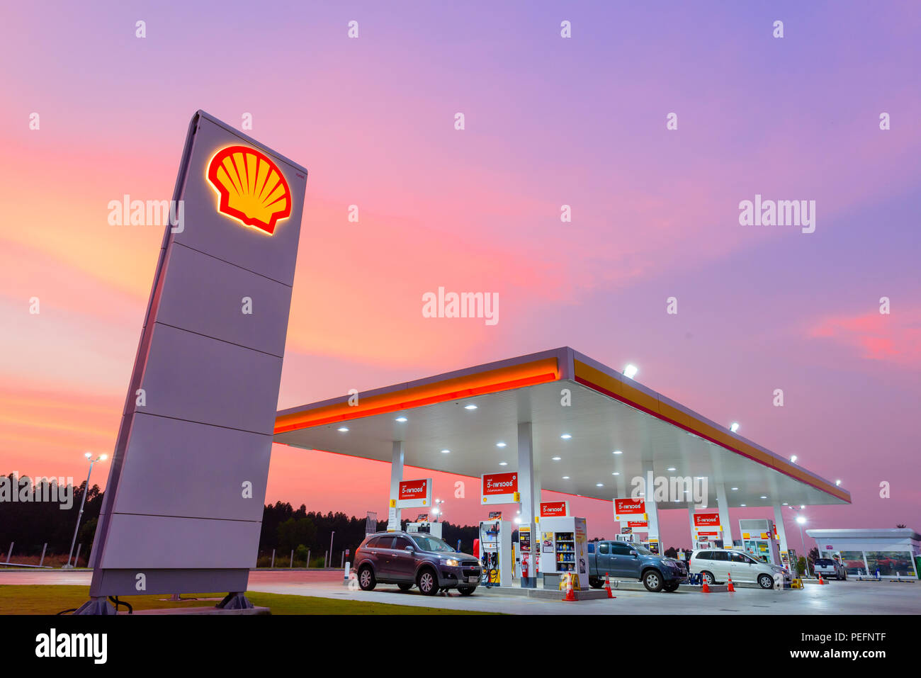 Chachoengsao, Thailand - Jan 28, 2018: Shell Tankstelle und blauer Himmel bei Sonnenuntergang. Royal Dutch Shell verkauft seine australischen Shell retail Betrieb Stockfoto