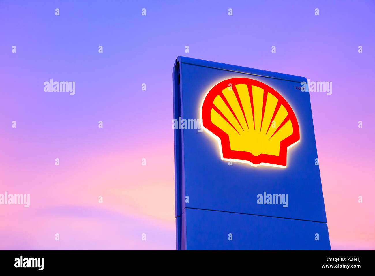 Chachoengsao, Thailand - Jan 28, 2018: Shell Gas Station Logo mit blauer Himmel bei Sonnenuntergang. Royal Dutch Shell verkauft seine australischen Shell reta Stockfoto