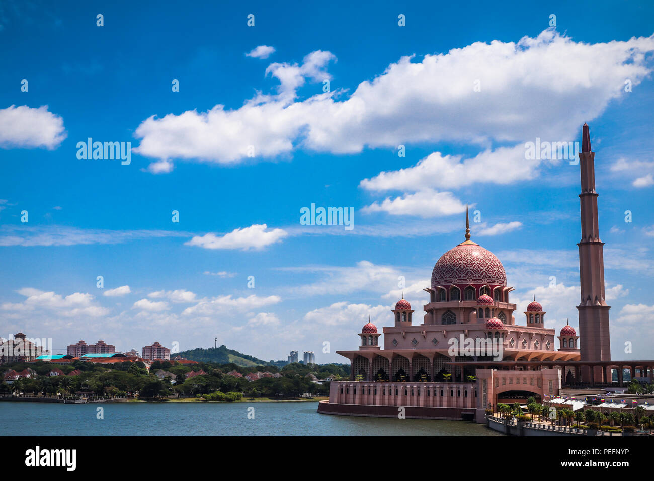 Putra Mosque, Putrajaya, 14. August 2018 - Moderne Islamische Architektur der berühmten Moschee in Malaysia. Stockfoto