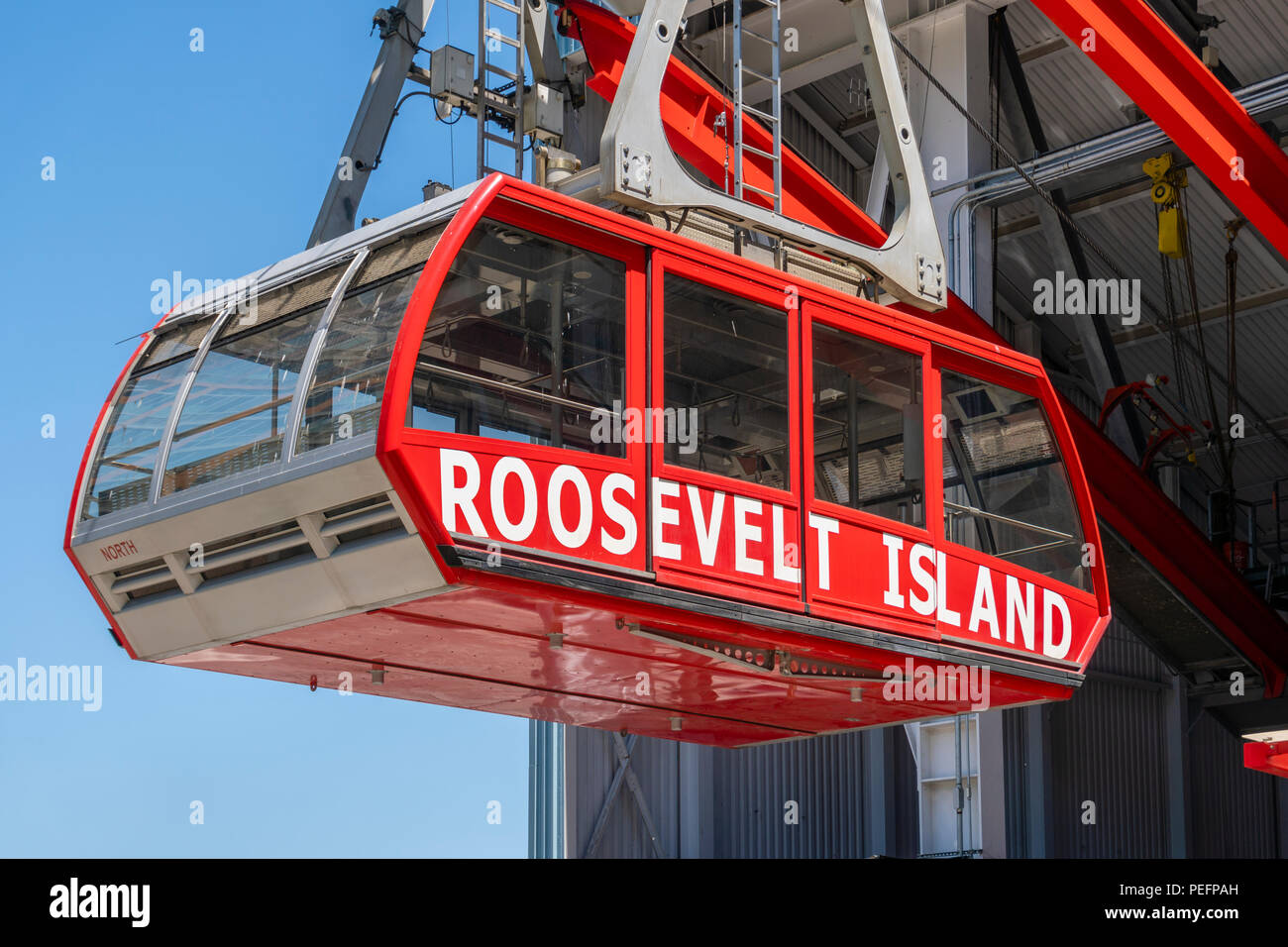 Seilbahn verlassen in Roosevelt Island in Richtung Manhattan Stockfoto
