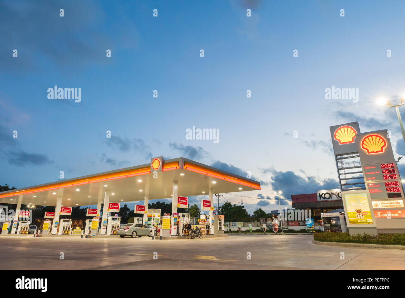 Rayong, Rayong/Thailand - Juni 17, 2018: Shell Tankstelle und blauer Himmel bei Sonnenuntergang. Royal Dutch Shell verkauft seine australischen Shell retail Oper Stockfoto