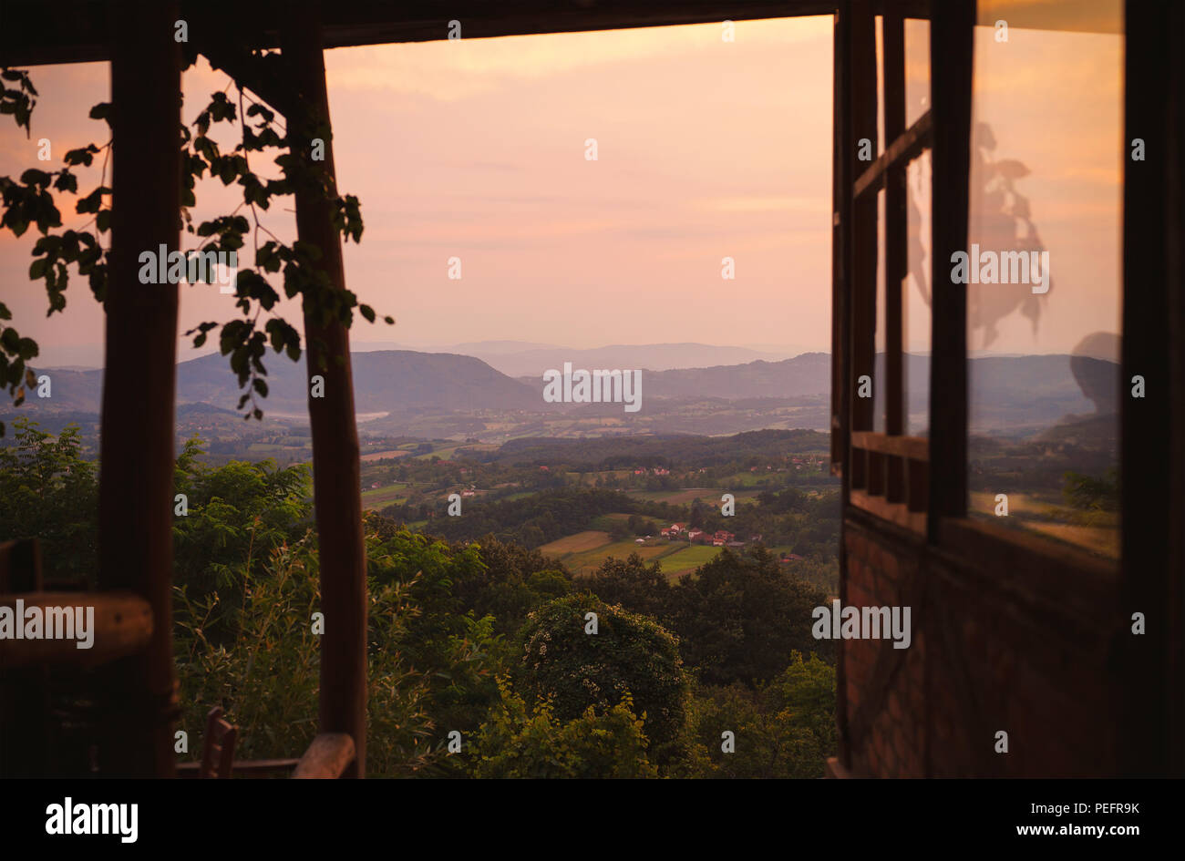 Blick von der Terrasse von einem Haus im Dorf, Sommer, Sonnenuntergang am Abend. Stockfoto