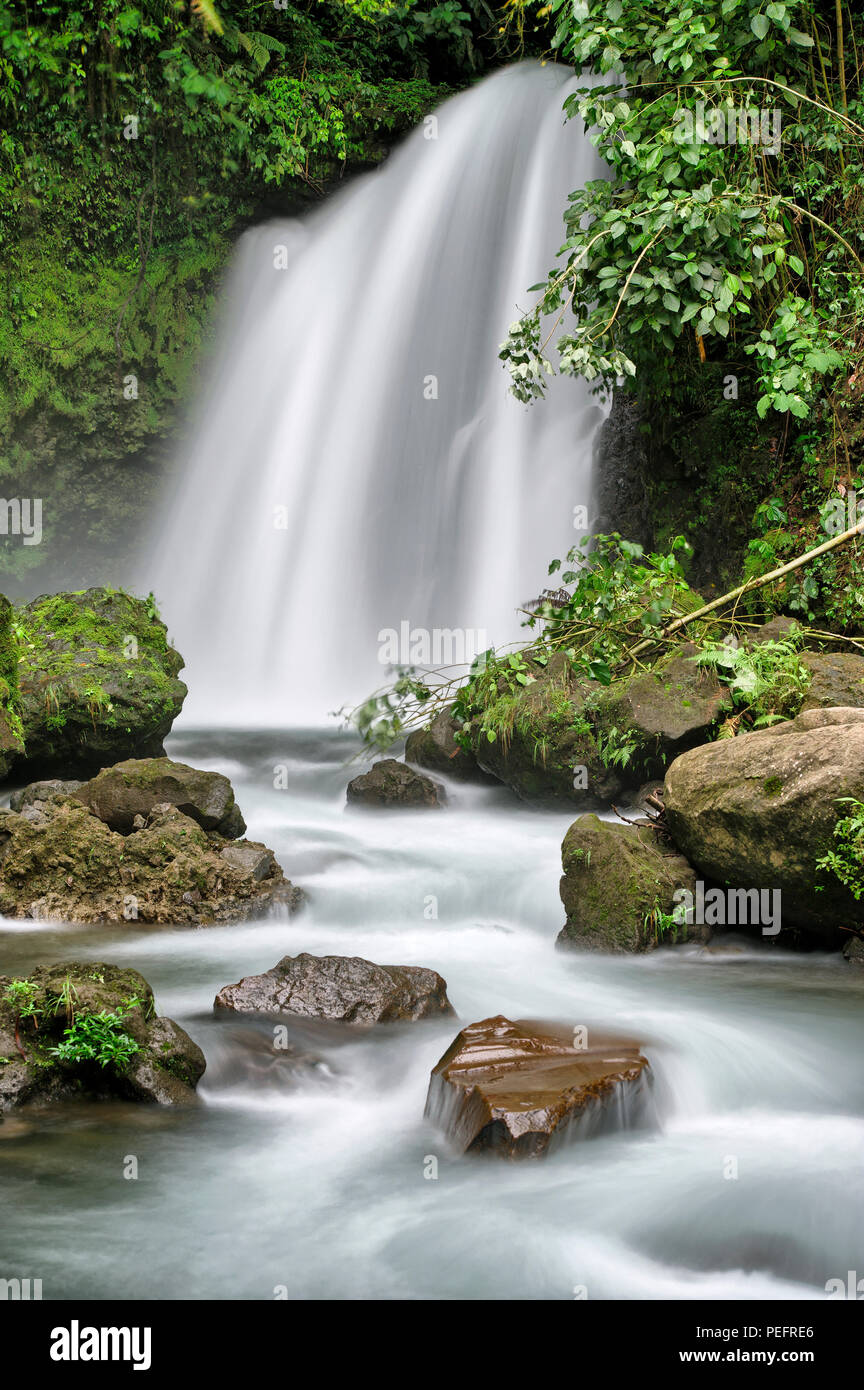 Wasserfall an den Hängen des Vulkans Arenal, Costa Rica Stockfoto