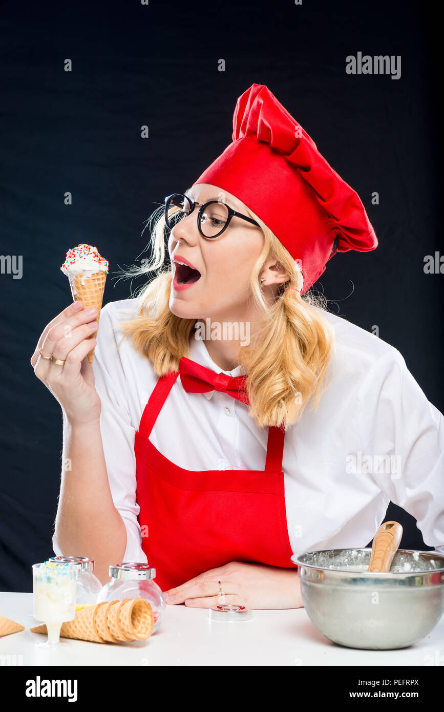 Vertikale Portrait von einem Koch mit Eis, schießen auf schwarzem Hintergrund Stockfoto