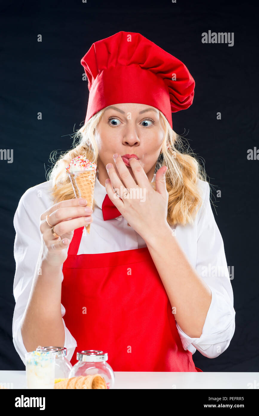 Eine Frau Koch schaut auf leckere hausgemachte Eiscreme Stockfoto