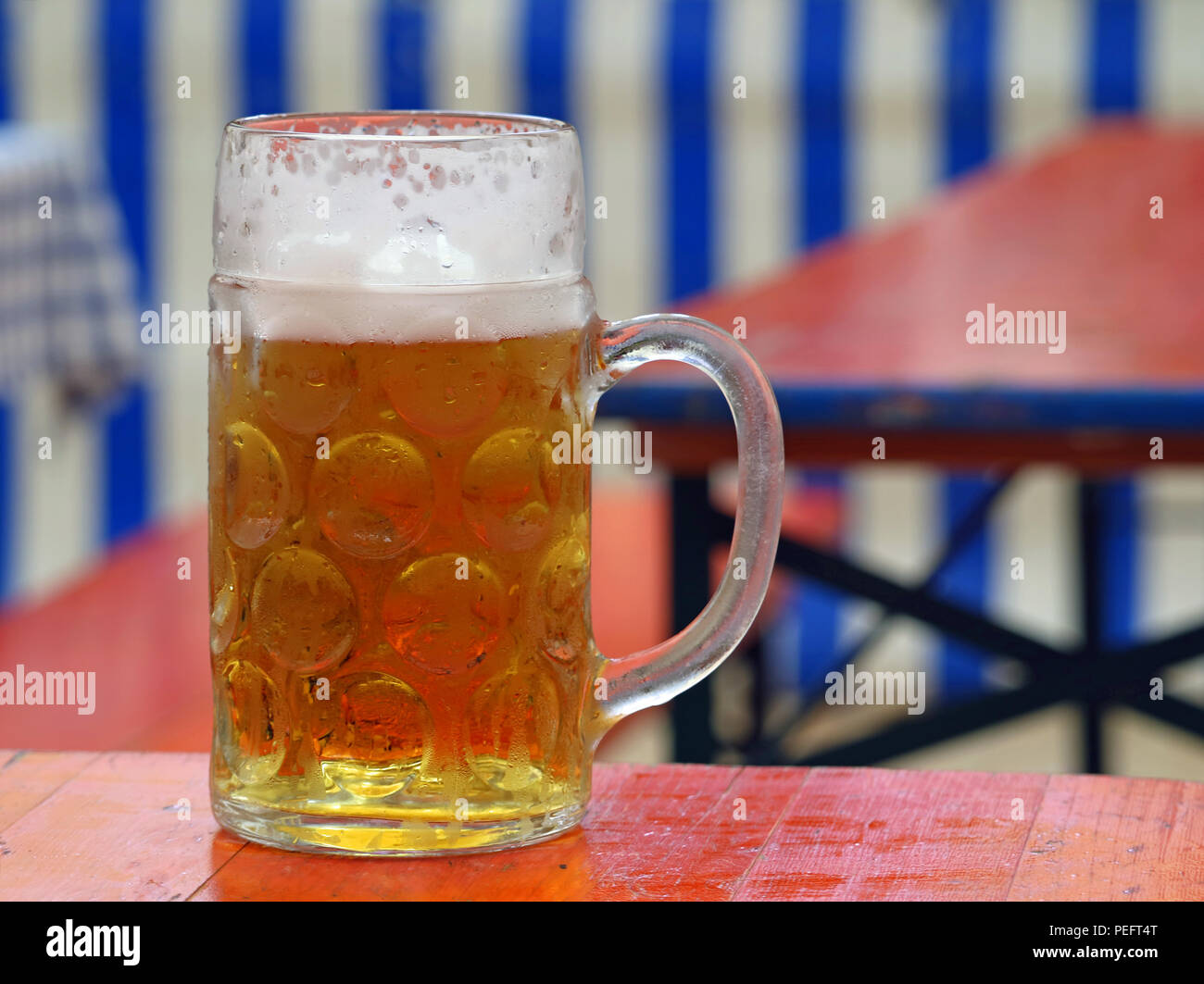 Nahaufnahme der bayerischen Bier auf hölzernen Tisch vor der natürlichen Blau Weiß bayerische Hintergrund Stockfoto