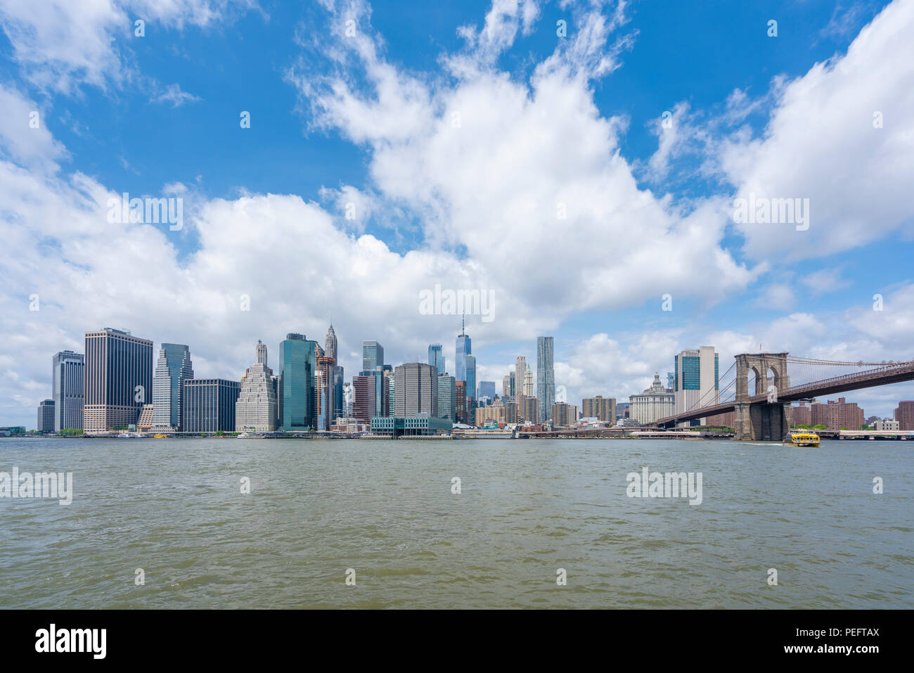 Skyline von Manhattan und Brooklyn Bridge im Tagbetrieb Stockfoto