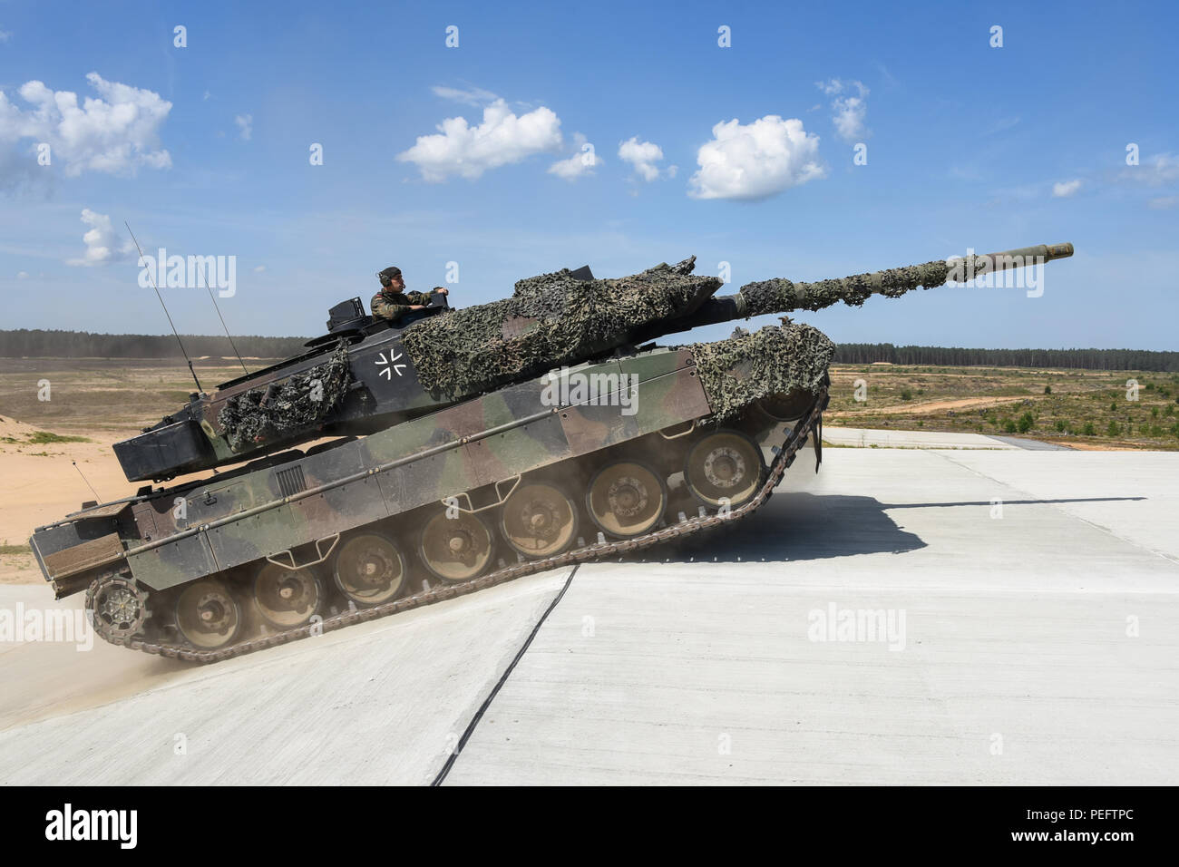 Deutsche Soldaten Manöver ein Leopard 2 Kampfpanzer eine Mittelachse Rampe bei einem Tank in Pabrade, Litauen, Nov. 09, 2018. Der US Army Training Support Aktivität Europa (TSAE) führte eine Endkontrolle des neu gebauten Werk als TSAE ist Unterstützung von NATO-Verbündeten in Osteuropa entwickeln ihre Auswahl und Ausbildung Infrastrukturen. (U.S. Armee Foto von Markus Rauchenberger) Stockfoto