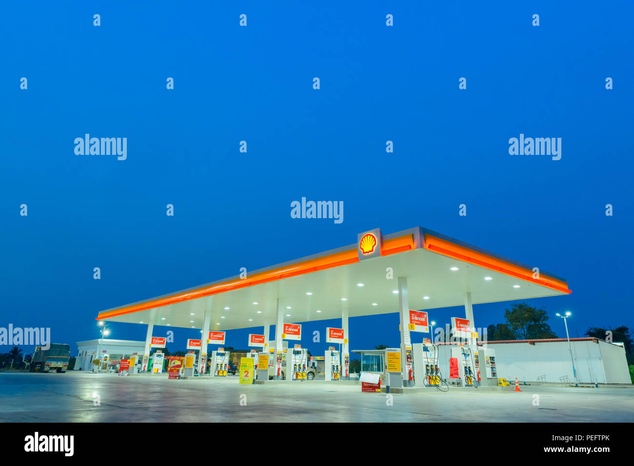 Chachoengsao, Thailand - Jan 28, 2018: Shell Tankstelle und blauer Himmel bei Sonnenuntergang. Royal Dutch Shell verkauft seine australischen Shell retail Betrieb Stockfoto