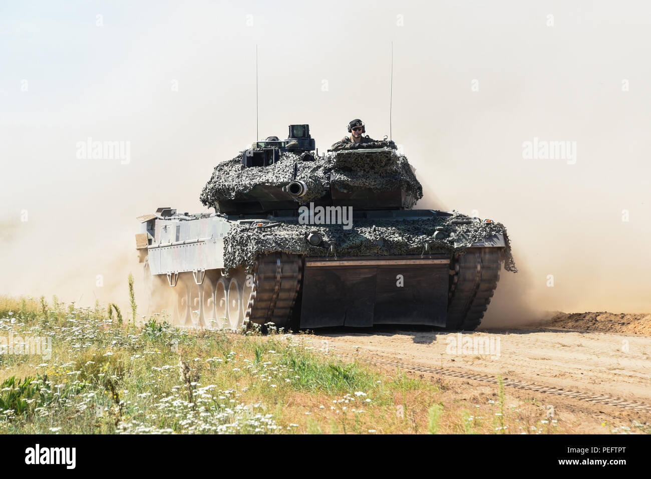 Deutsche Soldaten Manöver ein Leopard 2 Kampfpanzer durch einen Behälter in Pabrade, Litauen, Nov. 09, 2018. Der US Army Training Support Aktivität Europa (TSAE) führte eine Endkontrolle des neu gebauten Werk als TSAE ist Unterstützung von NATO-Verbündeten in Osteuropa entwickeln ihre Auswahl und Ausbildung Infrastrukturen. (U.S. Armee Foto von Markus Rauchenberger) Stockfoto