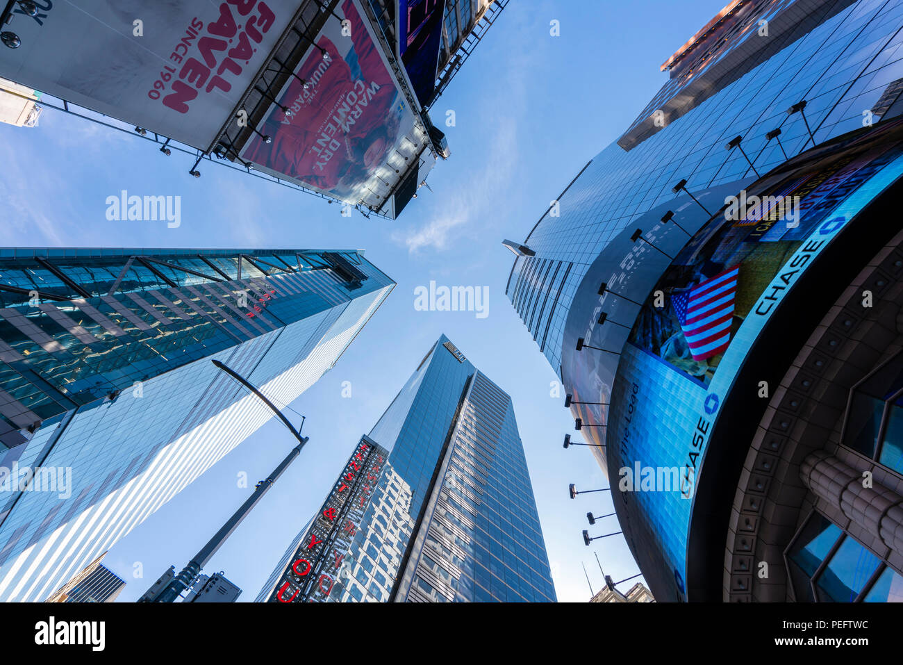 Wolkenkratzer und Plakate in der Nähe von Times Square in New York Stockfoto