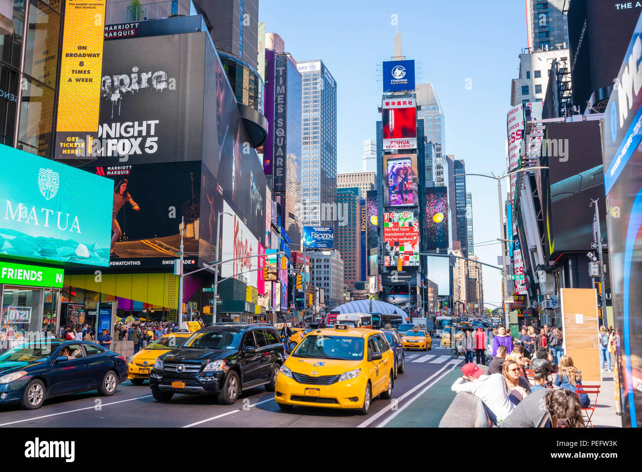 Menschen und Verkehr am Times Square in New York City Stockfoto