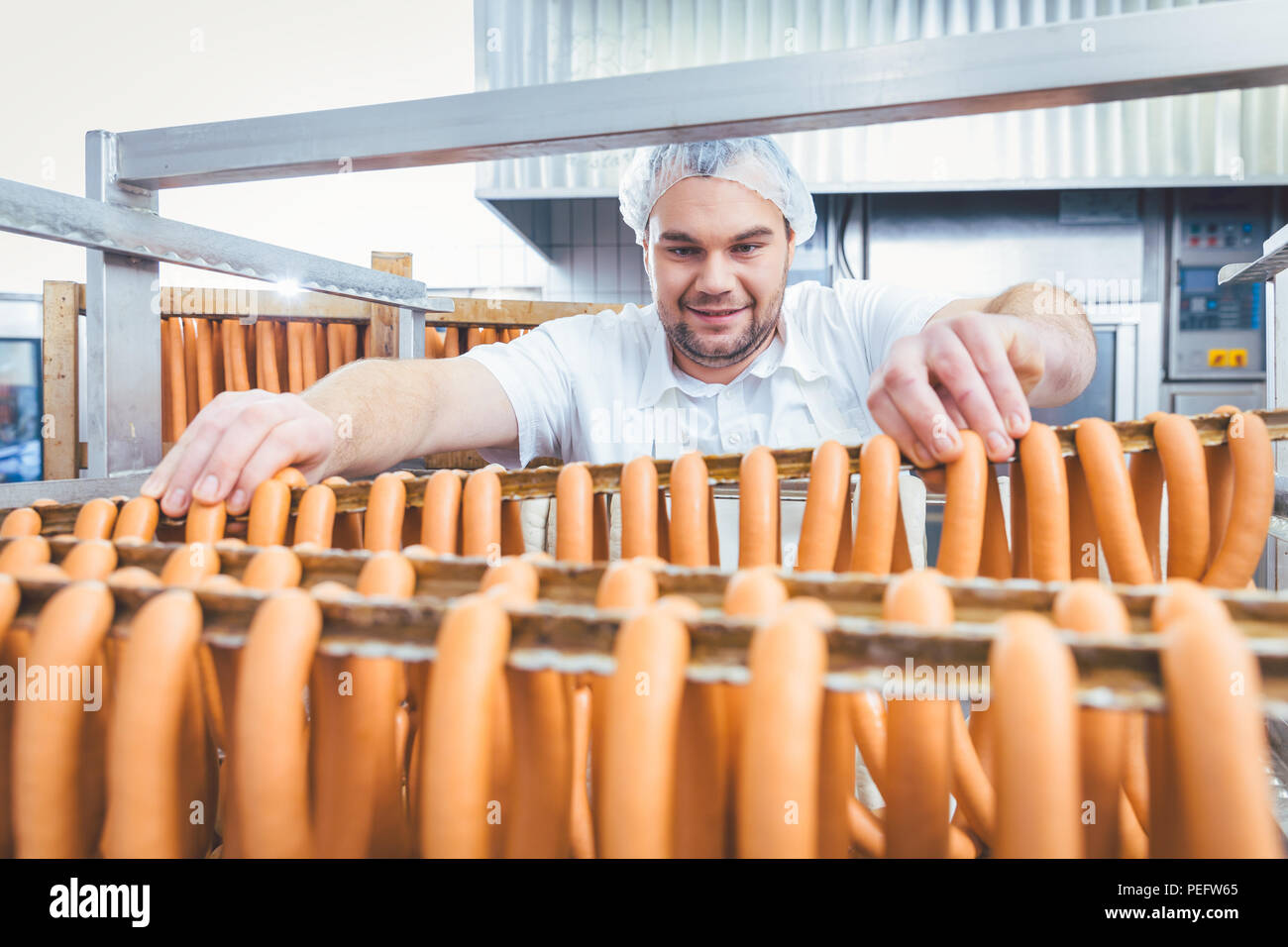 Metzger Mann, Würstchen bereit geraucht werden Stockfoto