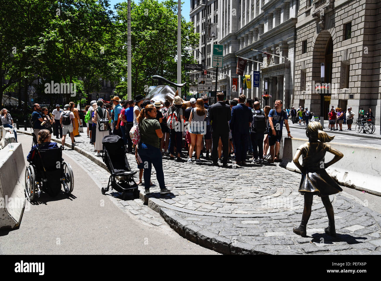 New York City, USA - 20. Juni 2018: die Masse der Leute im Charging Bull und Offenes Mädchen Skulpturen im Finanzdistrikt Stockfoto