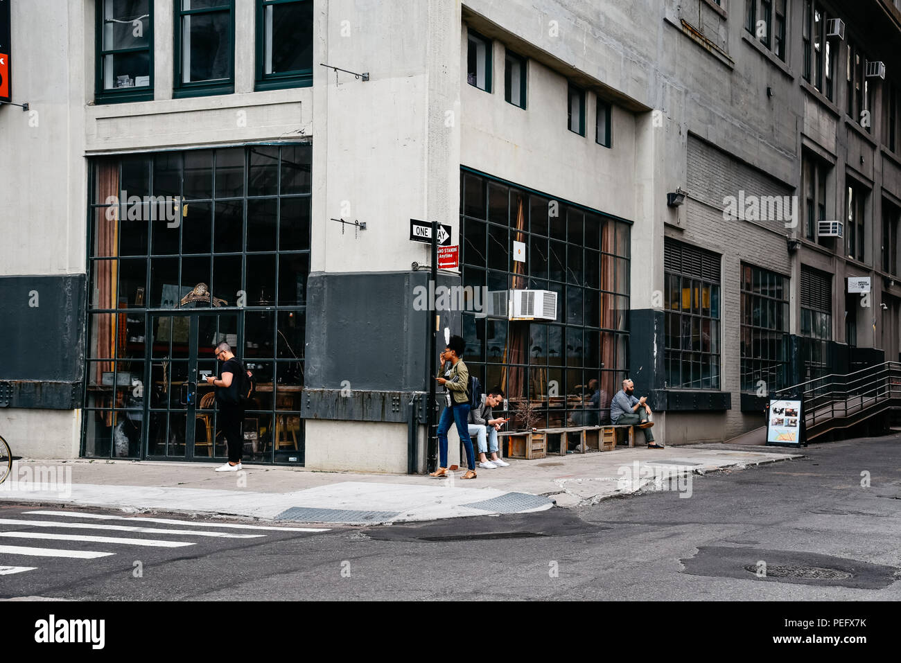 New York City, USA - 20. Juni 2018: Leute, die sich vor der Hipster cafe in DUMBO, Brooklyn Stockfoto