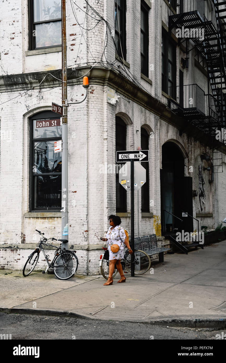 New York City, USA - 20. Juni 2018: schwarze Frau zu Fuß auf der Straße in Dumbo, Brooklyn Stockfoto