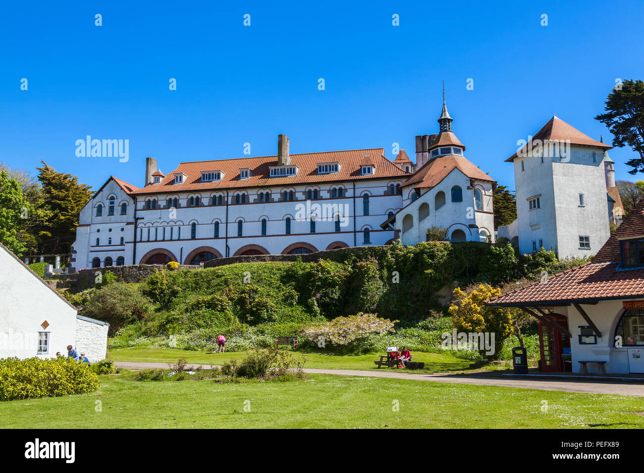 Caldey Island, Wales, UK, Mai 14 2018: Caldey Abbey, die von Zisterziensermönchen besetzt ist, ist eine beliebte Besucherattraktion der Insel Stockfoto