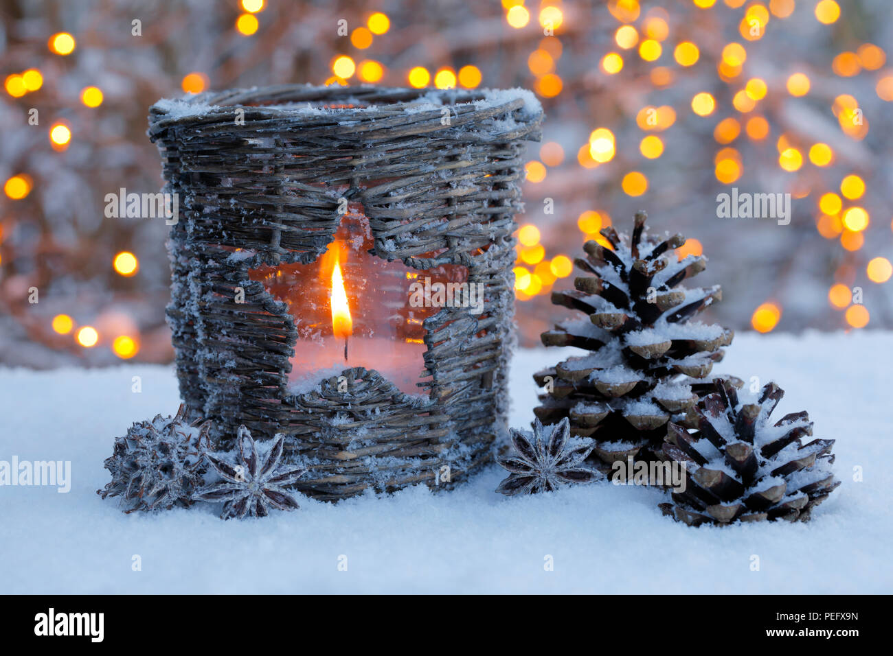 Advent, Advent, Advent, Deko, Dekoration, Frost, Garten, Holz, Kerze,  Kerzenschein, Laterne, lampe, Licht, Natur, Raureif, Schnee Stockfotografie  - Alamy