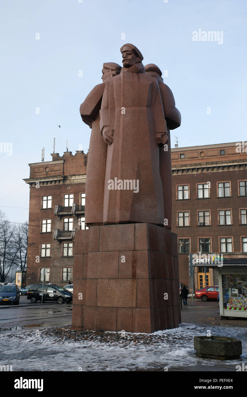 Roten lettischen Schützen Soldaten Statue, Riga Stockfoto