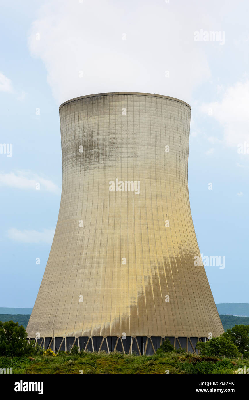 Ein naturzugkühlturm eines Kernkraftwerks loslassen Wolken aus Wasserdampf. Stockfoto