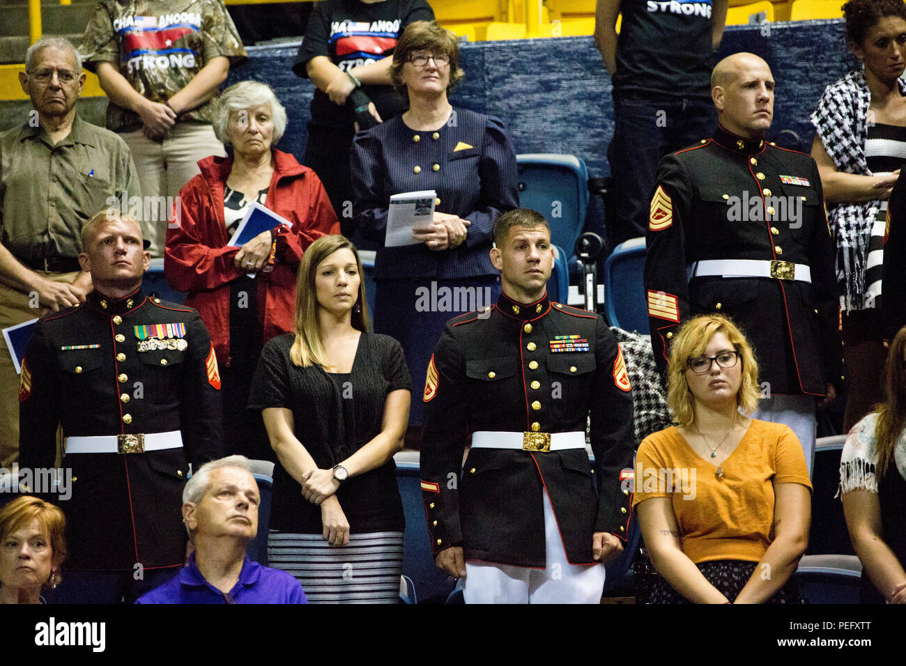 Us-Marines und Zivilisten an einem Gedenkgottesdienst in Chattanooga, Tennessee, 15 August, 2015. Das Denkmal wurde US-Marines Gunnery Sgt zu ehren. Thomas J. Sullivan, Staff Sgt. David A. Wyatt, Sgt. Carson A. Holmquist, Lance Cpl. Squire K.P. Brunnen, und Marine Logistik 2. Klasse Randall S. Smith, die ihr Leben im Chattanooga schießen verloren. (U.S. Marine Corps Foto von Sgt. Gabriela Garcia/Freigegeben) Stockfoto