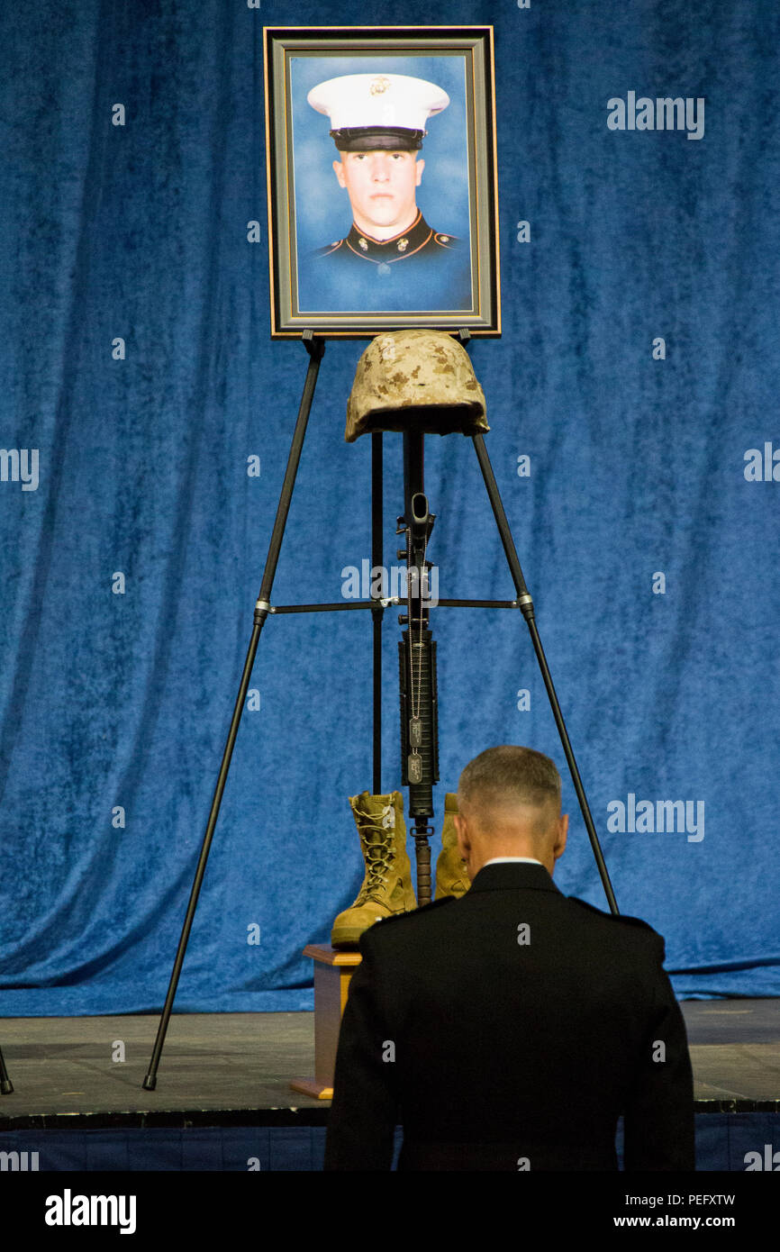 Kommandant des Marine Corps, Gen. Joseph F. Dunford, Jr. seinen Respekt während einer Trauerfeier in Chattanooga, Tennessee, 15 August, 2015 zahlt. Das Denkmal wurde US-Marines Gunnery Sgt zu ehren. Thomas J. Sullivan, Staff Sgt. David A. Wyatt, Sgt. Carson A. Holmquist, Lance Cpl. Squire K.P. Brunnen, und Marine Logistik 2. Klasse Randall S. Smith, die ihr Leben im Chattanooga schießen verloren. (U.S. Marine Corps Foto von Sgt. Gabriela Garcia/Freigegeben) Stockfoto