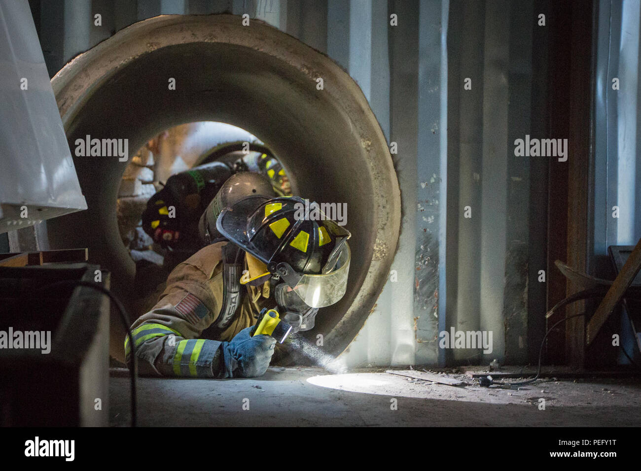 Us-Armee Soldat Sgt. Daniel Crawford von der 723Rd Ingenieur Loslösung sucht für simulierte Kausalitäten bei der kombinierten Waffen bei der Bekämpfung der gemeinsamen Training Support Training 2015 (CSTX) am Fort McCoy, Wis., August 2015. Der 84 Ausbildung Befehl dritten und letzten Kampf Support Training übung des Jahres veranstaltet von der 86th Abteilung Weiterbildung am Fort McCoy, Wis., ist ein Mehrkomponenten- und gemeinsame Anstrengungen mit anderen finden Komponente Übungen einschließlich Diamond Sabre, Roter Drache, Trans Krieger und exportierbar Kampftraining Fähigkeit ausgerichtet. (U.S. Armee Foto von SPC. John Russell/ Stockfoto