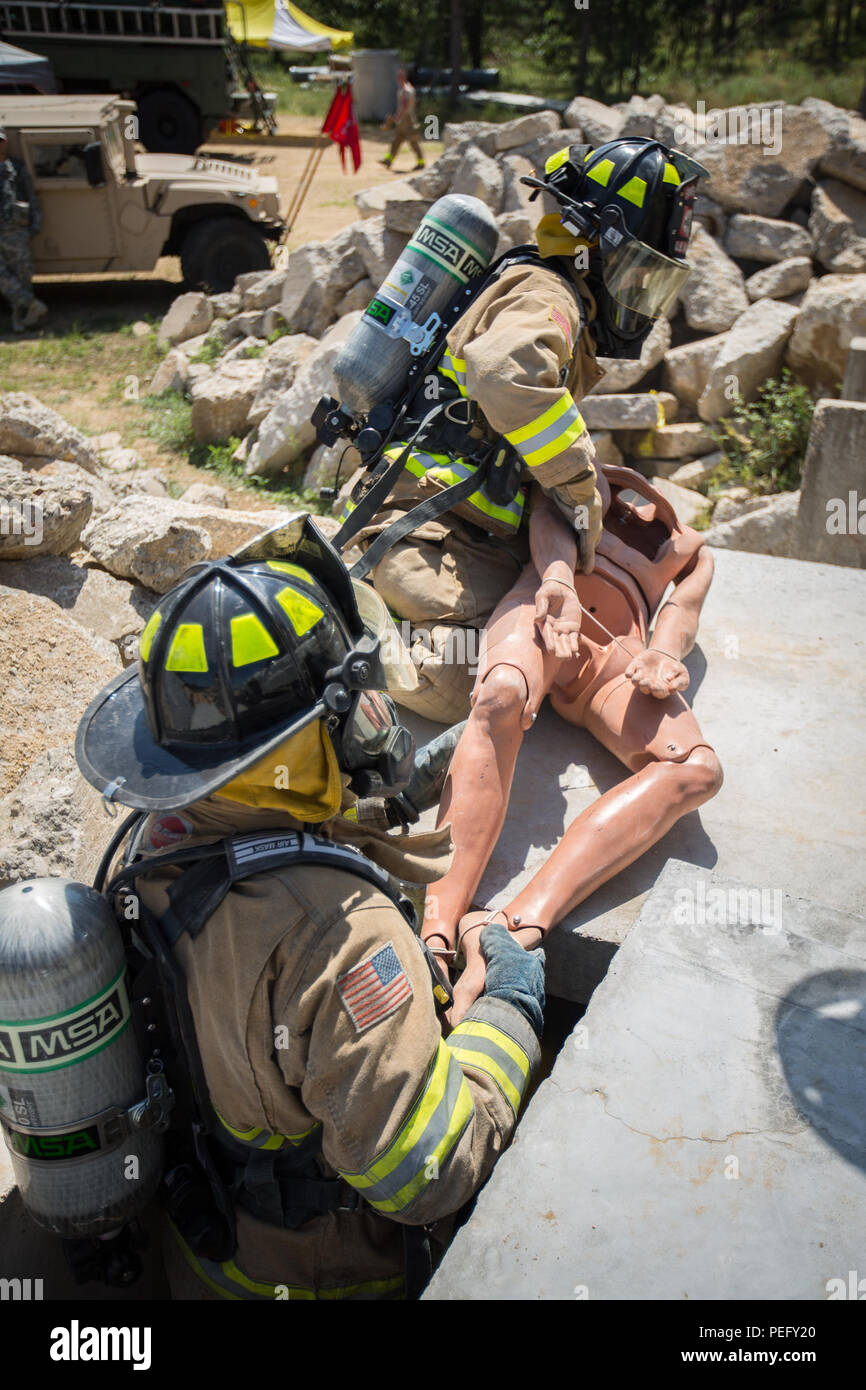 Us-Armee Soldaten PFC-Lisa Butz von der 336 Feuerwehrmann Loslösung und Sgt. Daniel Crawford von der 723Rd Ingenieur Ablösung einer simulierten Kausalität Bei der Kombinierten Waffen gemeinsamen Training Facility bewegen während des Kampfes Support Training 2015 (CSTX) am Fort McCoy, Wis., August 2015. Der 84 Ausbildung Befehl dritten und letzten Kampf Support Training übung des Jahres veranstaltet von der 86th Abteilung Weiterbildung am Fort McCoy, Wis ist ein Mehrkomponenten- und gemeinsame Anstrengungen mit anderen finden Komponente Übungen einschließlich Diamond Sabre, Roter Drache, Trans Krieger und exportierbar Kampftraining Capa ausgerichtet Stockfoto