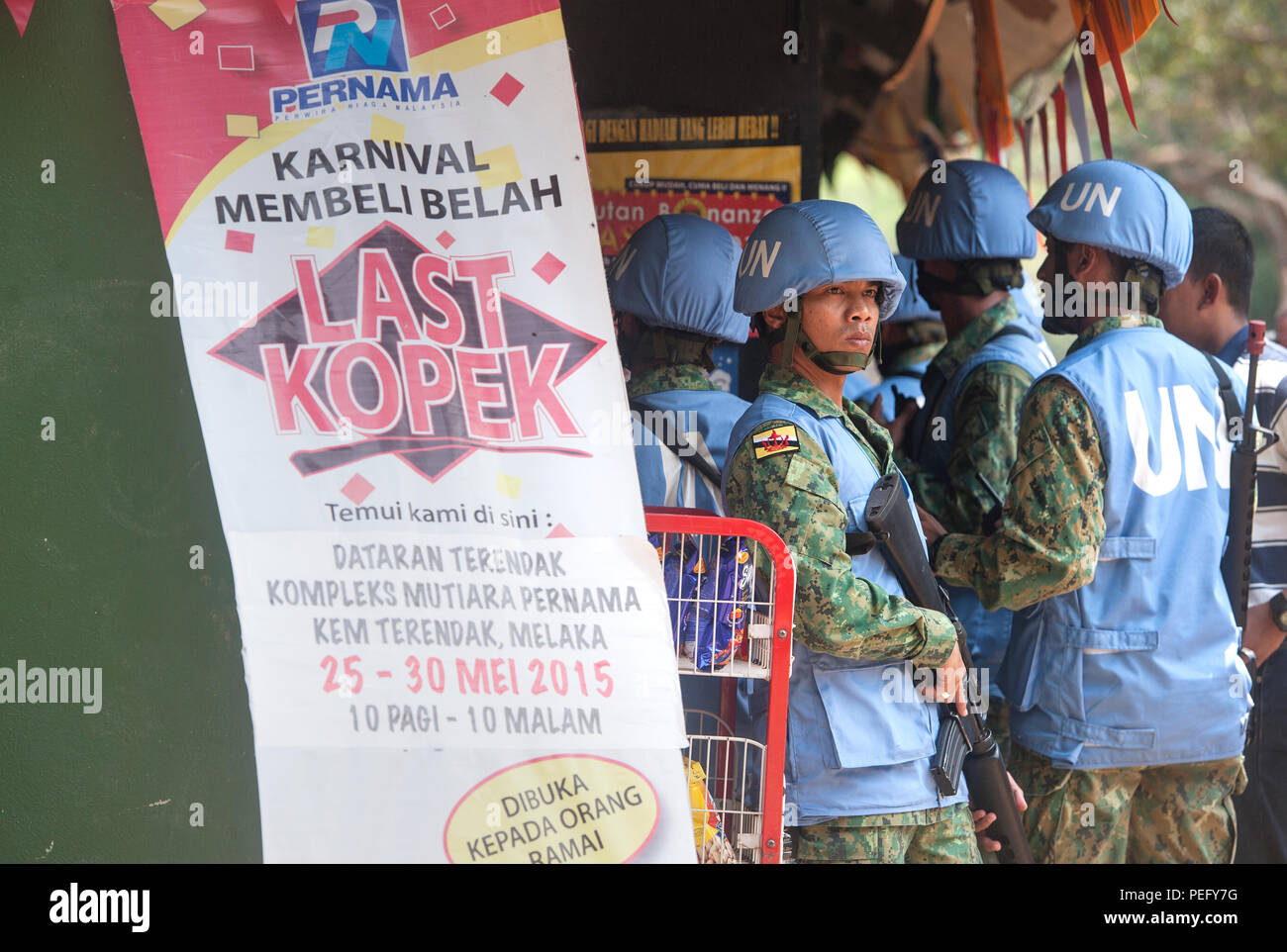 Royal Brunei Soldaten der Bundeswehr bieten Sicherheit um eine simulierte Markt während Cordon und Suche Ausbildung als Teil der Übung Keris Aman 2015, 12.08.16, in Port Dickson, Malaysia. Während der Ausbildung Lane die Soldaten waren erforderlich, um einen Bereich und Suche nach Schmuggelware, Cordon, während die kontinuierliche Sicherheit rund um und innerhalb des Perimeters. Keris Aman ist eine multinationale Schulungsveranstaltung, die von den malaysischen Streitkräften und US Pacific Command gehostet mit Vertretern aus 29 Nationen teilnehmen. (U.S. Air Force Foto: Staff Sgt. Christopher Hubenthal) Stockfoto