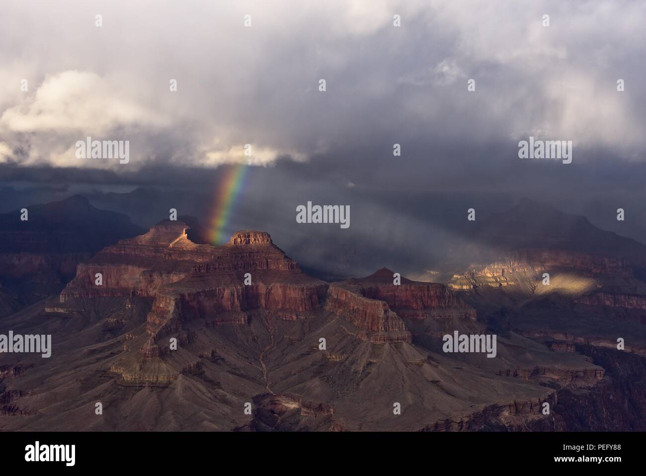 Eine erstaunliche Lichtstrahl durch ein Regenbogen und ein Punkt im Grand Canyon Stockfoto