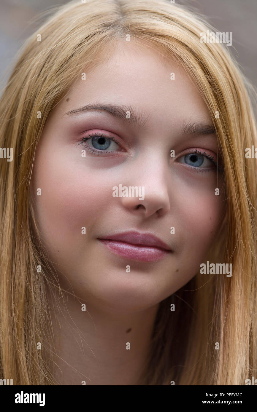 Close up candid Portrait von schönen und hübschen 15 jährigen Jugendlichen weiblichen kaukasischen Girl Stockfoto