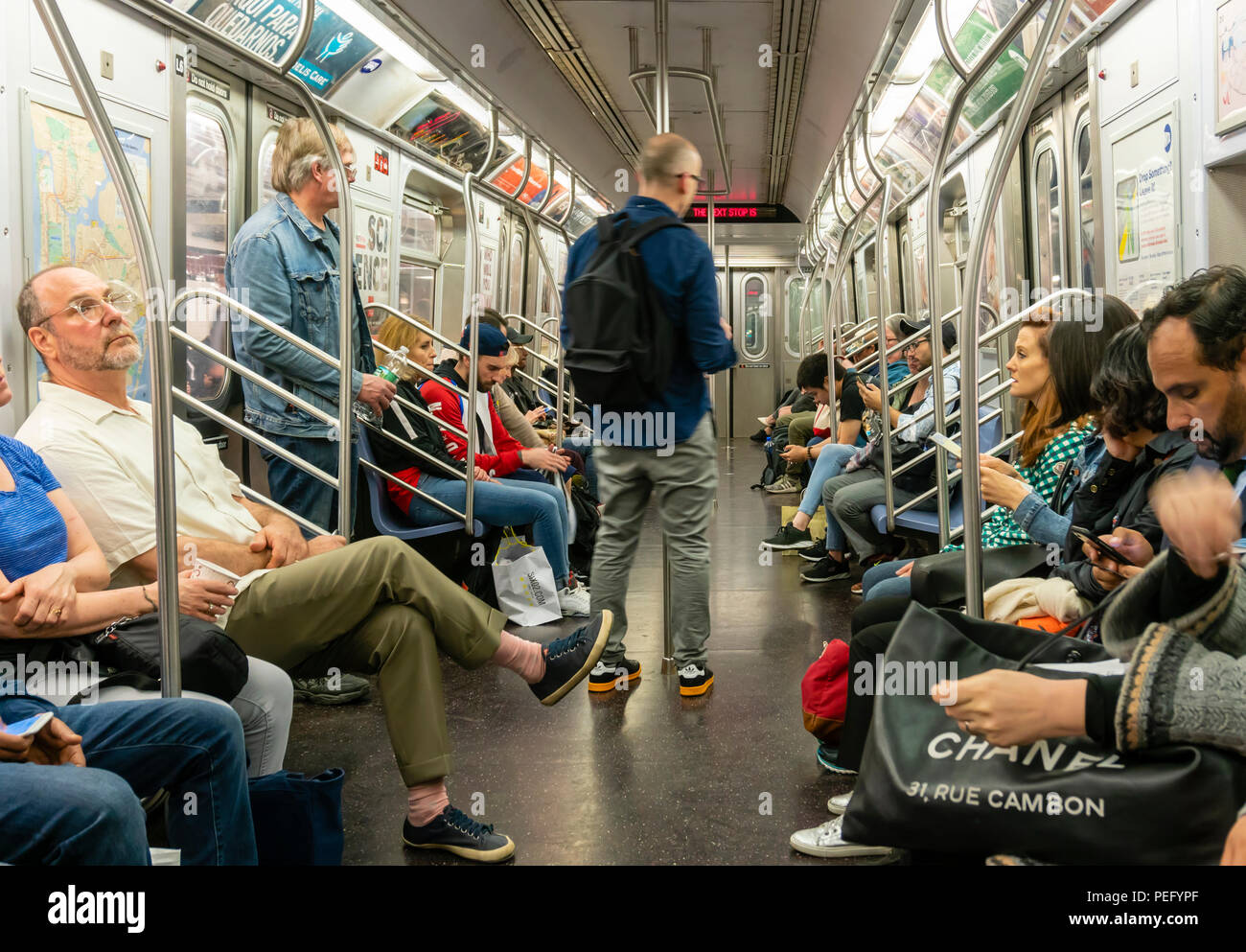 Pendler in einer U-Bahn in New York City reisen Stockfoto