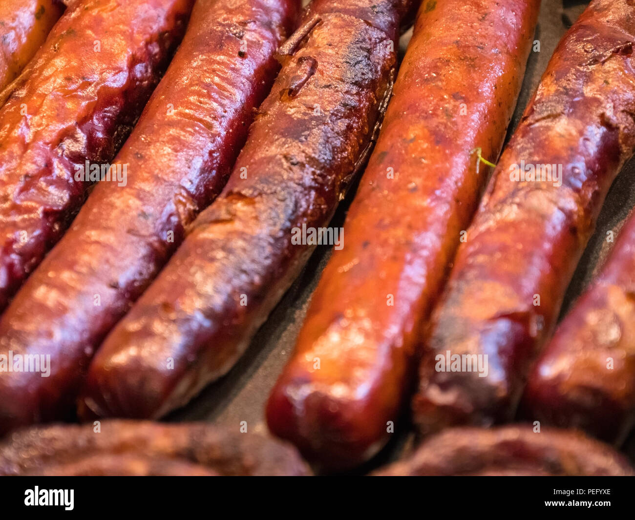 Grillen Würstchen auf Grill. Stockfoto