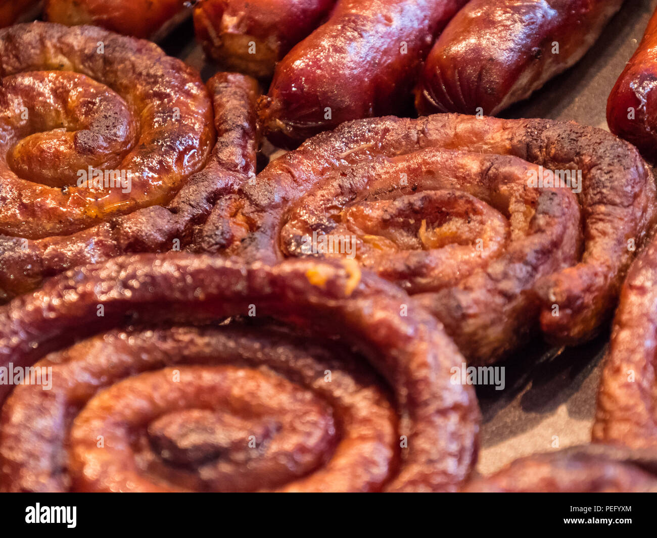 Grillen Würstchen auf Grill. Stockfoto