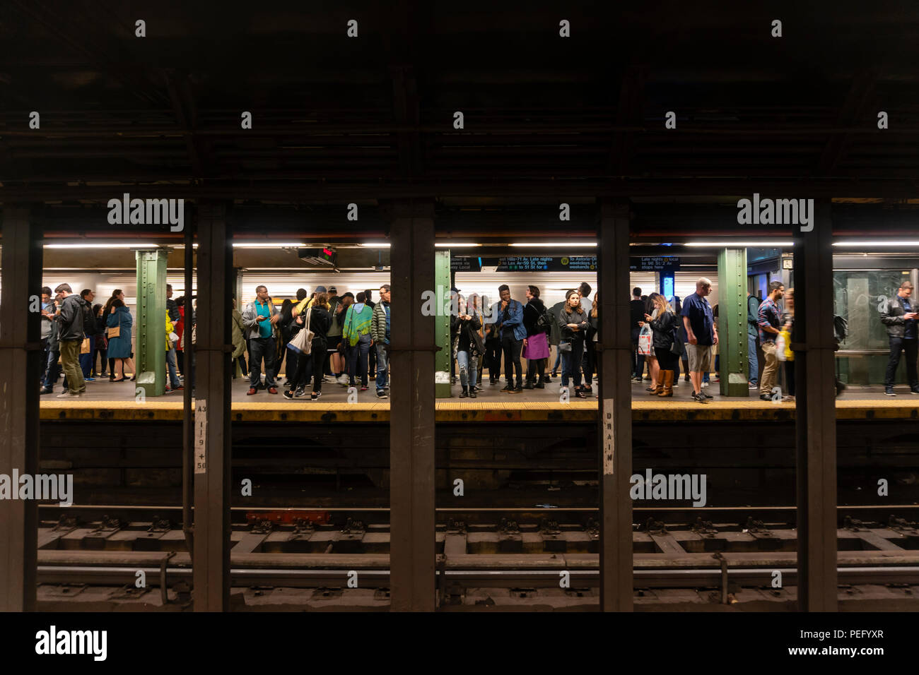 Passagiere warten in einer U-Bahn Station in New York City Stockfoto