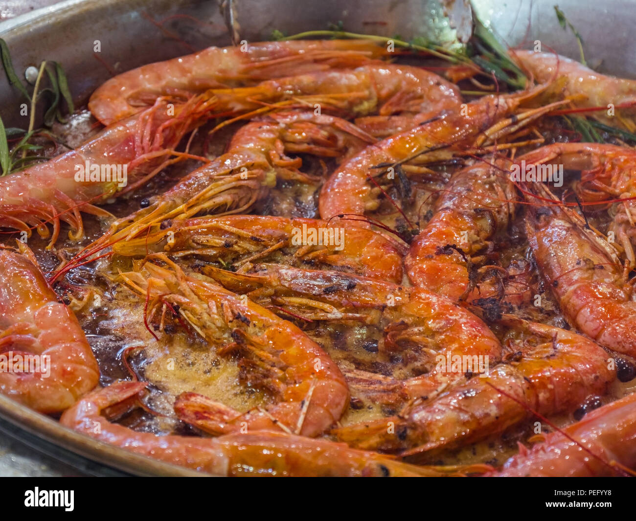 Cooking gebraten gebratene Garnelen in Pan. Close Up. Stockfoto