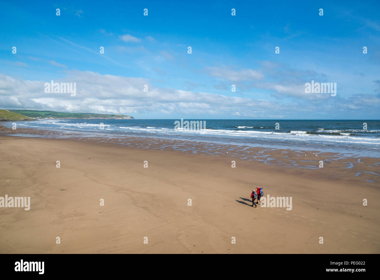 Paar am Strand von Whitby Sand an der Küste von North Yorkshire, England. Stockfoto