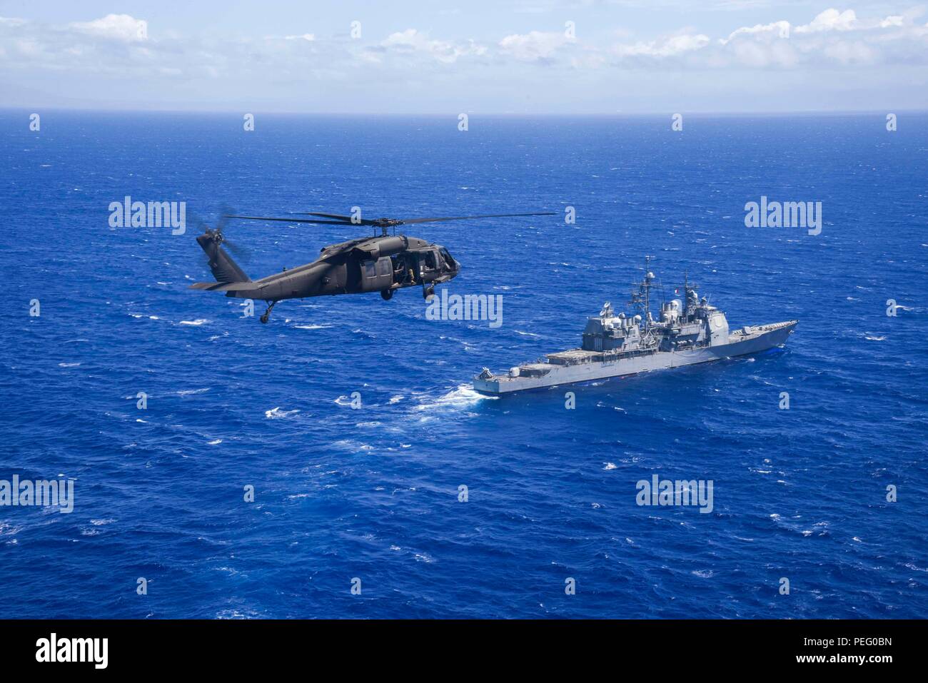 U.S. Army UH-60 Black Hawk Hubschraubern zum 25 Combat Aviation Brigade zugewiesen, 25 Infanterie Division Praxis deck Landungen auf der USS Port Royal, 12.08.2015. Stockfoto