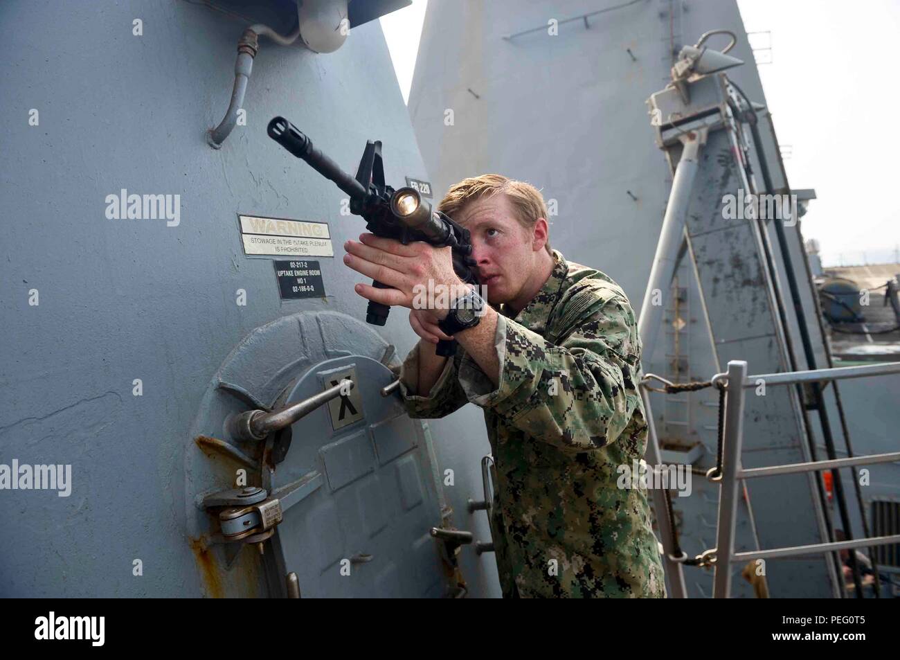 150815-N-ZF 498-047 5. US-Flotte EINSATZGEBIET (Aug. 15, 2015) - IT-Specialist 3. Klasse Jeff Gabelmann, von Fort Pierce, Fla., führt taktische Clearing Training als Teil des Besuchs, Board, Durchsuchung und Beschlagnahme (VBSS) Team an Bord der geführte Anti-raketen-Zerstörer USS Forrest Sherman (DDG98). Forrest Sherman ist in die USA 5 Flotte Bereich als Teil des Theodore Roosevelt Carrier Strike Group unterstützt den Betrieb inhärenten Lösen, Streik Operationen im Irak und in Syrien, wie verwiesen, Maritime Security Operations und Theater Sicherheit Bemühungen um Zusammenarbeit in der Region bereitgestellt. Stockfoto