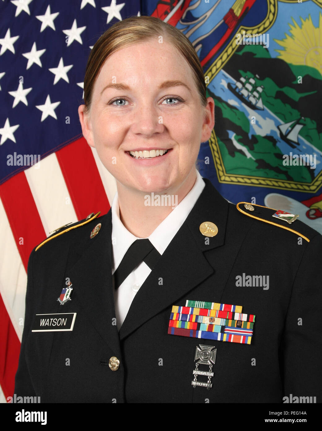 New York Army National Guard Commander und der Adjutant General für den Staat New York Generalmajor Patrick A. Murphy wird der Staat New York Medaille für Heldenmut zu National Guard Staff Sgt. Marlana Watson, eine Armee medic und Veteran des Krieges in Afghanistan. Watson ist ein Bewohner von Lindenhurst und ursprünglich ist ein Binghamton native. Stockfoto New York Army National Guard Commander und der Adjutant General für den Staat New York Generalmajor Patrick A. Murphy wird der Staat New York Medaille für Heldenmut zu National Guard Staff Sgt. Marlana Watson, eine Armee medic und Veteran des Krieges in Afghanistan. Watson ist ein Bewohner von Lindenhurst und ursprünglich ist ein Binghamton native. Stockfoto