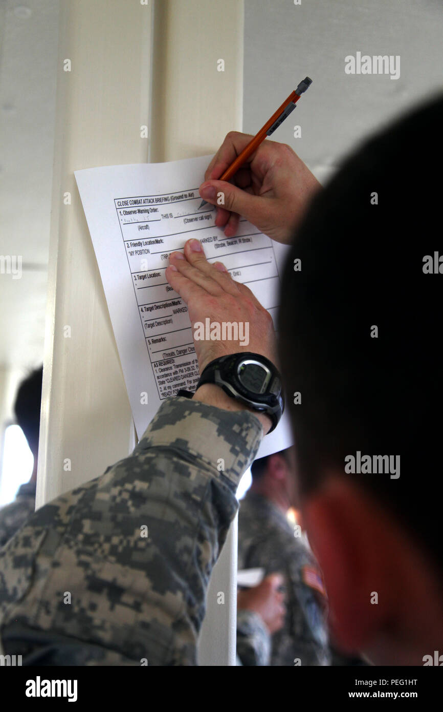 Cadet David Mcdermott füllt ein nahkampf Angriff Briefing nach Erhalt ein Block von Anweisungen von troopers der 1. Staffel, 17 Kavallerie Regiments, 82nd Combat Aviation Brigade, während Antenne schießwesen Übung der Einheit, Fort Bragg, N.C., 12.08.18. Die kadetten waren in der Lage, jeden Aspekt der Reichweite der Einheit, die mit einer Betankung und Bewaffnung, Tower, und target Engagement Bereichen als Teil der Cadet Troop Leader Training zu sehen. Kadetten CTLT bietet die Möglichkeit, Interaktion mit mehreren Führern einer Organisation zu haben, die Ihnen ein besseres Verständnis eines bestimmten Karriereweg. (U.S. Stockfoto