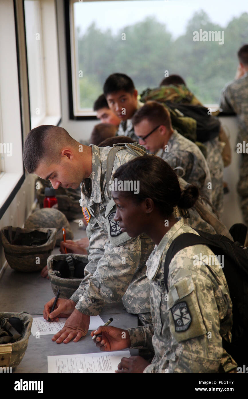 Cadet David Mcdermott füllt ein nahkampf Angriff Briefing nach Erhalt ein Block von Anweisungen von Troopers der 1. Staffel, 17 Kavallerie Regiments, 82nd Combat Aviation Brigade, während Antenne schießwesen Übung der Einheit, Fort Bragg, N.C., 12.08.18. Die kadetten waren in der Lage, jeden Aspekt der Reichweite der Einheit, die mit einer Betankung und Bewaffnung, Tower, und target Engagement Bereichen als Teil der Cadet Troop Leader Training zu sehen. Kadetten CTLT bietet die Möglichkeit, Interaktion mit mehreren Führern einer Organisation zu haben, die Ihnen ein besseres Verständnis eines bestimmten Karriereweg. (U.S. Stockfoto