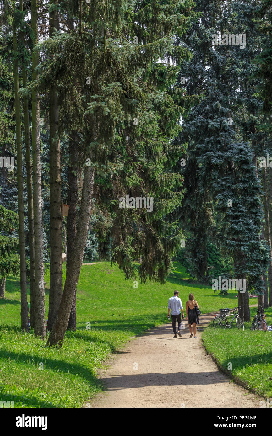 Wenige Menschen in Skaryszewski Park in Warschau, Praga Poludnie Bezirk Stockfoto