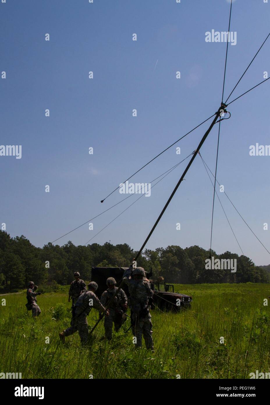 Soldaten mit der 58 Signal Company, 101 Spezielle Truppen Bataillon, Luftlandedivision (Air Assault) Sustainment Brigade, bis eine Antenne in ein Feld Training übung im Trainingsbereich von Fort Campbell, Ky., 12.08.2015. (U.S. Armee Foto von Sgt. 1. Klasse Mary Rose Mittlesteadt, Luftlandedivision (Air Assault) Sustainment Brigade Public Affairs) Stockfoto