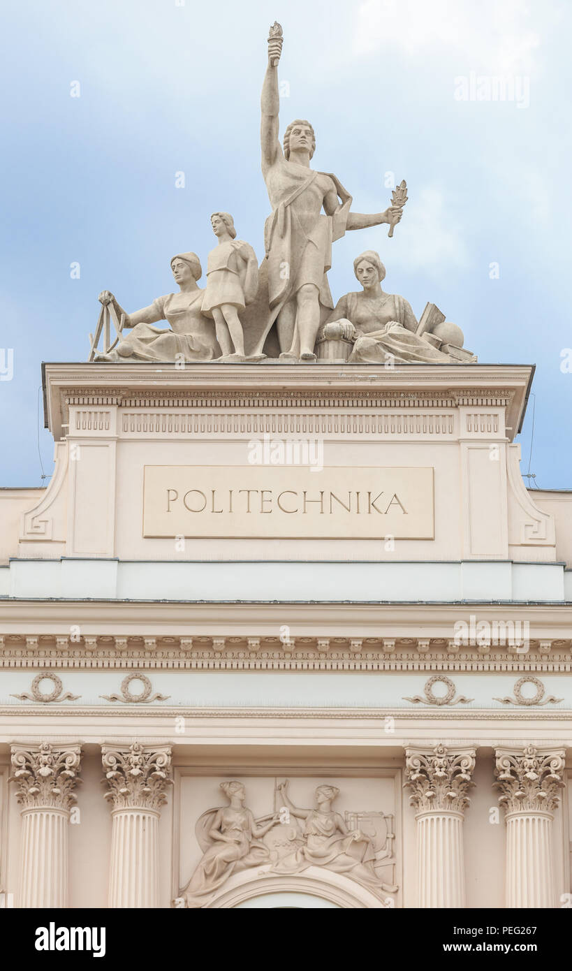 Fragment der Fassade der Hauptgebäude von der Technischen Universität Warschau (Politechnika Warszawska) gebaut nach Design von Stefan Szyller 1901 Stockfoto